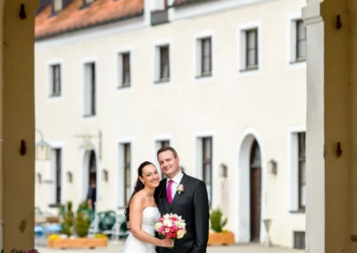 Brautpaar bei Hochzeit in Schloss Seefeld nahe Pilsensee, westlich von Muenchen. Elegant und romantisch.