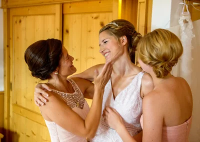 Braut mit Freundinnen bei der Hochzeitsvorbereitung auf der Fraueninsel im Chiemsee.
