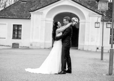 Brautpaar vor Schloss Seefeld in Umarmung, Hochzeitsreportage westlich von Muenchen nahe Pilsensee.