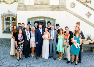 Gruppe bei einer Trauung im Standesamt Fuerstenfeldbruck, Hochzeit bei München, fröhliche Stimmung vor historischer Kulisse.