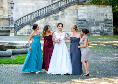 Braut mit Brautjungfern bei Hochzeitsfotosession am Friedensengel, Muenchen. Hochzeit, Reportage und Trauung.