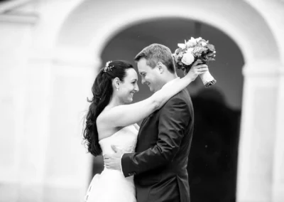 Brautpaar bei ihrer Trauung im Schloss Seefeld, westlich von München, Hochzeit Fotoreportage.