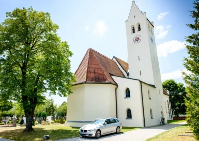 Kirchliche Trauung in der alten Dorfkirche St. Martin in Germering bei Muenchen an einem sonnigen Tag.
