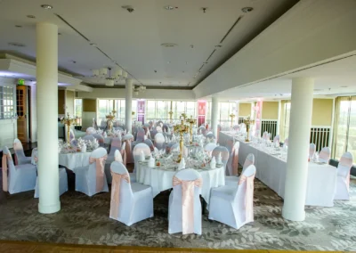 Elegantes Setup für eine Hochzeitsfeier im Hilton Tucherpark, Muenchen. Geschmueckte Tische und Stuehle.