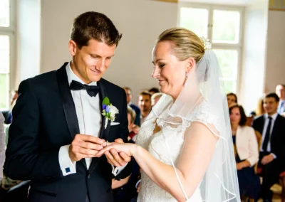Brautpaar tauscht Ringe bei Trauung im Schloss Pertenstein, Hochzeit Chiemgau, Hochzeitsreportage.