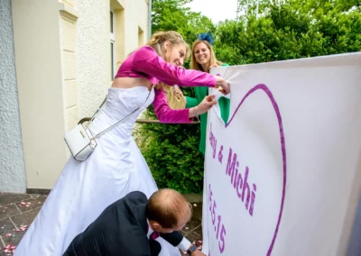Brautpaar schneidet Herz in Tuch bei Hochzeit in Schleissheim, Teil der Hochzeitsreportage bei Standesamt Trauung.