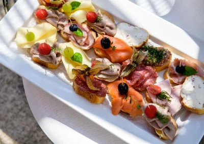 Hochzeitsbuffet mit belegten Broten, Starnberger See Trauung in Poecking. Elegante Vorspeisen fuer Gaeste.