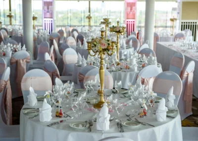 Elegante Tischdekoration bei Hochzeit im Hilton im Tucherpark, Muenchen. Hochzeitsfeier mit stilvoller Atmosphaere.