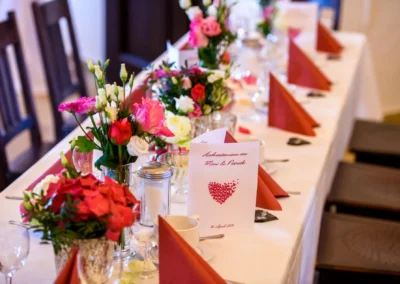 Hochzeitsgedeck mit Blumen und Menuekarte in Schloss Seefeld. Elegantes Hochzeitsambiente, westlich von Muenchen.
