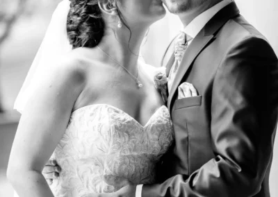 Brautpaar bei Hochzeitsfotos im Hofgarten, München. Romantische Trauung und Fotoshooting, Hochzeitsportrait in Schwarz-Weiss.
