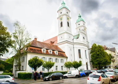 Kirchliche Trauung an der Sankt-Franziskus Kirche in Giesing, Hochzeitsreportage München.