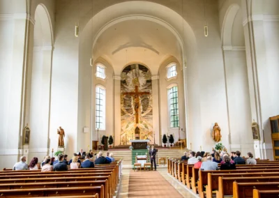 Hochzeitsfeier in der Sankt-Franziskus Kirche in Giesing, kirchliche Trauung, Hochzeitsreportage, Innenansicht.