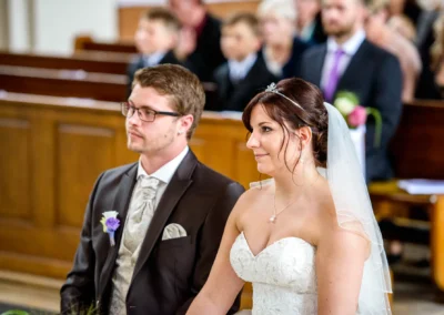 Brautpaar bei kirchlicher Hochzeit in Sankt-Franziskus, Giesing. Emotionale Trauung in der Kirche, Hochzeitsreportage.