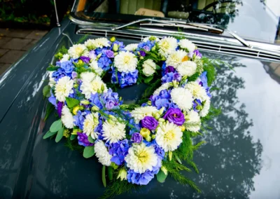 Blumenherz auf Autohaube bei Hochzeitsfeier in Dachau, Teil einer Hochzeitsreportage beim Zieglerbraeu.