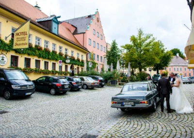 Hochzeitsfeier in Dachau mit Brautpaar vor dem Zieglerbraeu Hotel, festlich dekorierte Umgebung, Hochzeitsreportage.