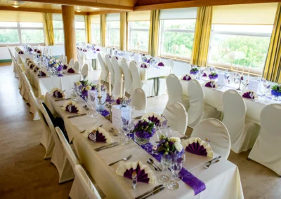 Elegante Tischdekoration bei Hochzeitsfeier in Zieglerbraeu, Dachau. Festliche Hochzeitstafel mit Blumen und Kerzen.