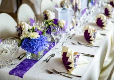 Elegante Hochzeitstafel mit blauen und lila Blumen in Dachau. Hochzeitsfeier im Zieglerbraeu.