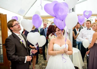 Brautpaar mit Luftballons bei Hochzeitsfeier in Zieglerbraeu, Dachau. Hochzeit. Festliche Trauung. Reportage.