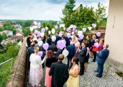 Gaste bei einer Hochzeitsfeier mit Luftballons im Freien bei Zieglerbraeu, Dachau, in festlicher Atmosphaere.