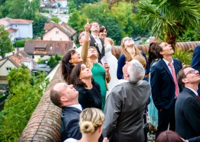 Hochzeitsgesellschaft schaut nach oben bei Hochzeitsfeier im Zieglerbraeu, festliche Stimmung und Freude in Dachau.
