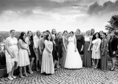 Hochzeitsreportage in Dachau: Gruppenfoto von Frauen bei der Hochzeitsfeier im Freien, Braut in der Mitte.