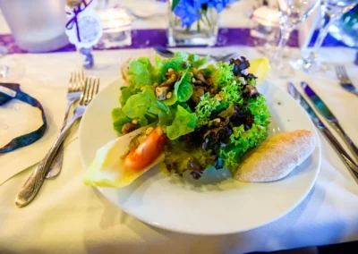 Salad und Broetchen auf Hochzeitstafel bei Feier in Dachau aufgenommen von einem Hochzeitsfotografen.