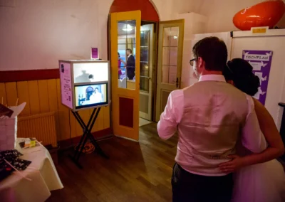 Brautpaar in Zieglerbraeu bei der Hochzeitsfeier vor einem Fotobox-Bildschirm. Hochzeitsreportage in Dachau.