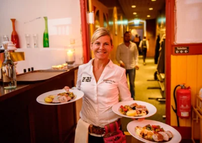 Kellnerin serviert Essen bei Hochzeitsfeier im Zieglerbraeu, Dachau. Hochzeit, Trauung, Feier, Reportage.