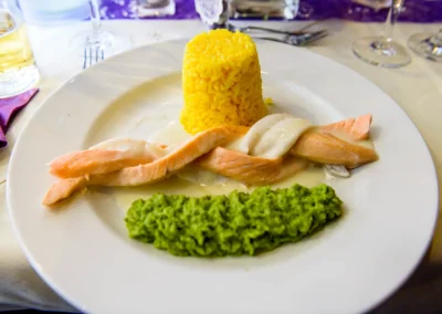 Festliches Hochzeitsessen in Dachau, Lachs und gelber Reis, serviert auf Feier im Zieglerbraeu.
