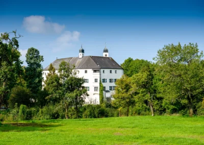 Schloss Amerang, idealer Ort fuer Trauungen und Hochzeitsreportagen, umgeben von gruener Landschaft im Chiemgau.