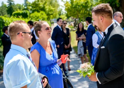 Gespraech vor der Hochzeit in der alten Dorfkirche St. Martin Germering bei Muenchen.