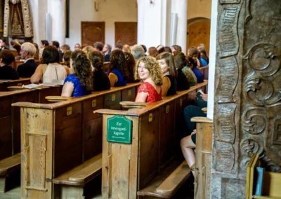 Gaste in der Kirche auf der Fraueninsel, Hochzeitsreportage am Chiemsee.