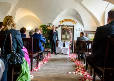 Hochzeitszeremonie in Schloss Seefeld, festlich dekorierter Raum, Gaeste sitzen, Hochzeit westlich von Muenchen.