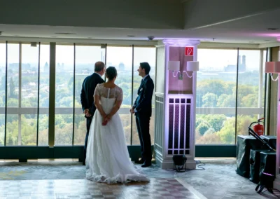 Hochzeitsreportage im Hilton Tucherpark, Brautpaar mit Stadtblick. Feier in Bogenhausen, elegante Trauung.