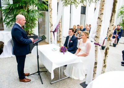 Freie Trauung mit Brautpaar und Redner bei Hochzeit auf Schloss Hohenkammer, Hochzeitsreportage in stilvoller Kulisse.