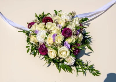 Brautstrauss mit weissen und lila Blumen auf Hochzeitsshooting, Roseninsel am Starnberger See.