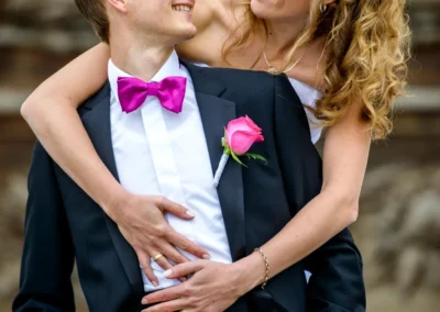 Brautpaar laechelt bei Hochzeit im Schloss Schleissheim. Natuerliche Hochzeitsreportage nordlich von Muenchen.
