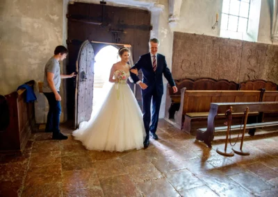 Braut betritt Kirche auf der Fraueninsel bei Trauung, Chiemsee Hochzeit.