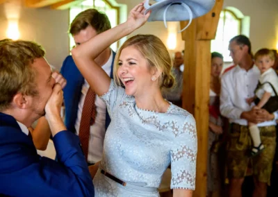Freudige Hochzeitsmomente in der Martin-Luther-Kirche Fischbachau, festgehalten bei der Trauung.