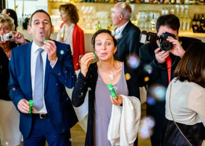 Gaste pusten Seifenblasen bei Hochzeit in Berg am Starnberger See, festgehalten als Teil der Hochzeitsreportage.