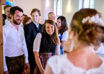 Hochzeit in der Martin-Luther-Kirche Fischbachau, Gaeste in Tracht, emotionale Trauung.