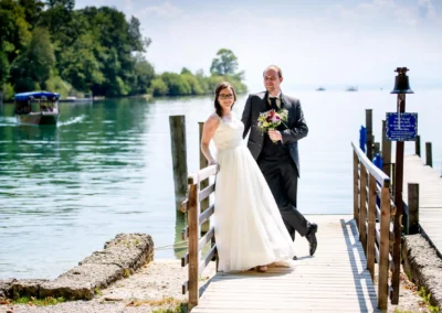 Brautpaar-Shooting auf der Roseninsel im Starnberger See, romantische Kulisse mit Wassersteg und idyllischer Natur.