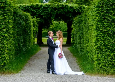 Brautpaar bei Hochzeit im Schlosspark Schleissheim, Trauung in malerischer Kulisse, nordlich von Muenchen.