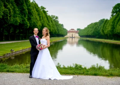 Brautpaar bei Hochzeit im Schlosspark Schleissheim, romantische Hochzeitsreportage nördlich von München.
