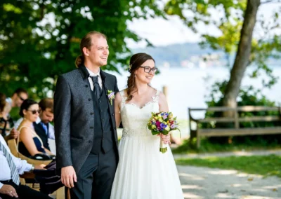 Brautpaar auf der Roseninsel im Starnberger See, romantisches Hochzeitsshooting im Freien.