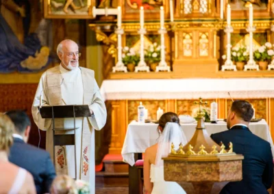 Kirchliche Zeremonie in der alten Dorfkirche St. Martin Germering nahe Muenchen.