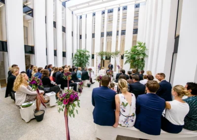 Hochzeitsgesellschaft bei freier Trauung auf Schloss Hohenkammer, elegant dekorierter Saal, Hochzeitsreportage.