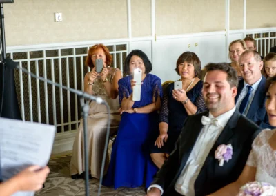 Gäste fotografieren bei der Hochzeitsfeier im Hilton Tucherpark München. Hochzeitsreportage in Bogenhausen.