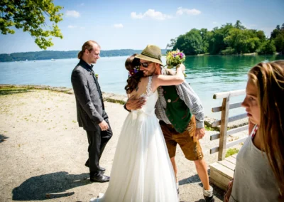 Brautpaar auf der Roseninsel im Starnberger See bei sonnigem Wetter, aufgenommen fuer eine Hochzeitsreportage.