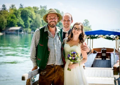 Brautpaarshooting auf der Roseninsel, Starnberger See; Hochzeitsreportage mit idyllischem Seeblick und Blumenstrauss.